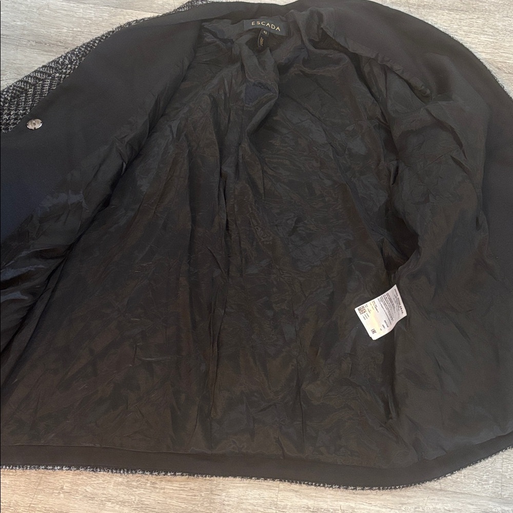 Escada Black Tailored Blazer with Subtle Shimmer | Size 42 Timeless luxury - Picture 9 of 12